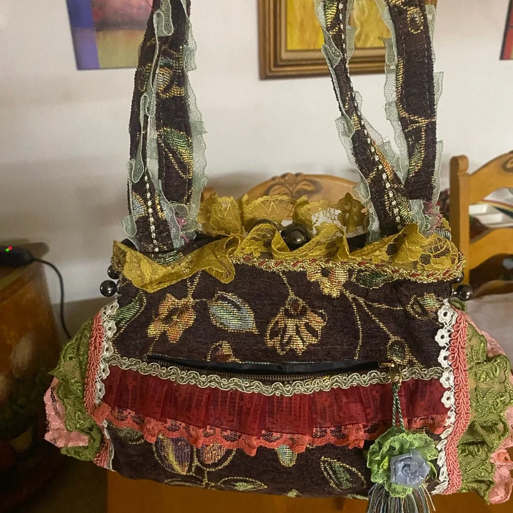 ❌❌SOLD❌❌ Vintage Grandma Carpet Bag Handmade Lace Tassels Flowers Gold Malon - Picture 3 of 16